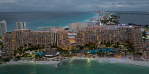 Hotel Fiesta Americana Coral Beach diseñado por GVA Arquitectos.