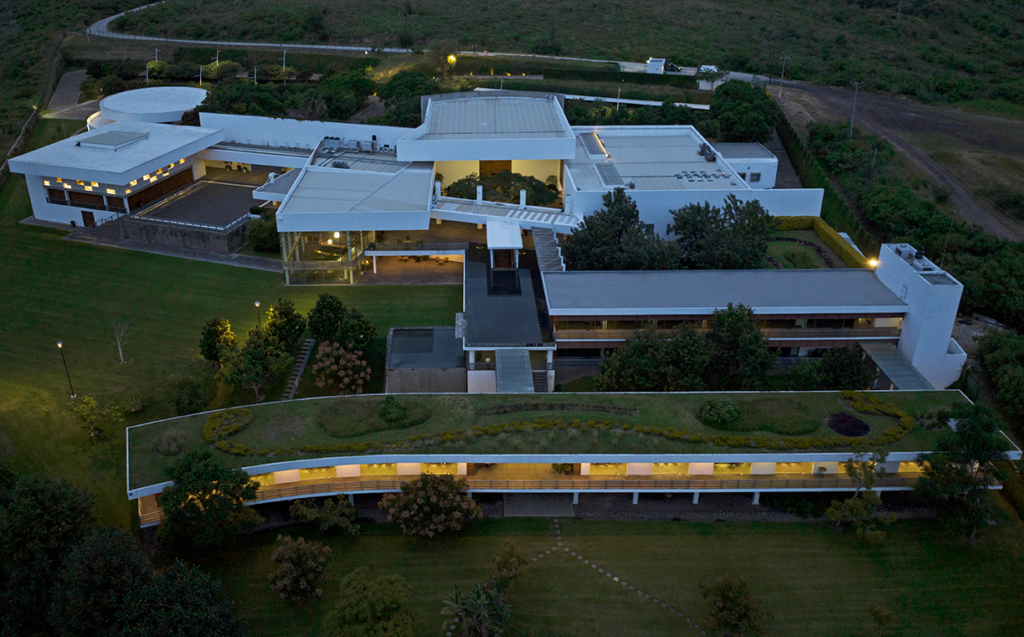 Ipade diseñado por GVA Arquitectos.